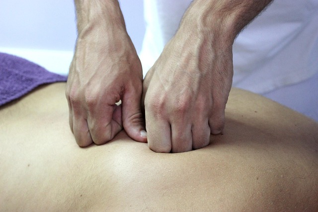Trattamento osteopatico manuale sulla schiena