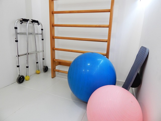 Studio di fisioterapia con attrezzi per il recupero